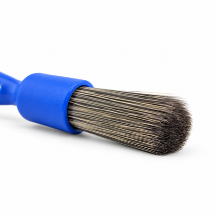 Detail tmavých syntetických štětin štětce Exterior DualBrush™