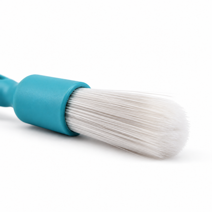 Detail bílých štětin štětce Interior DualBrush™