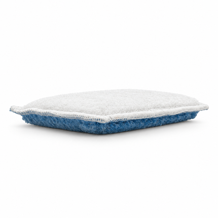 Oboustranný aplikátor ScrubbyPad™ z boku, bílá strana nahoře