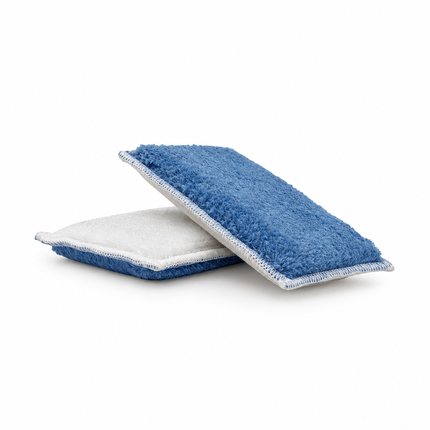 Dva čisticí aplikátory ScrubbyPad™, modrá a bílá strana